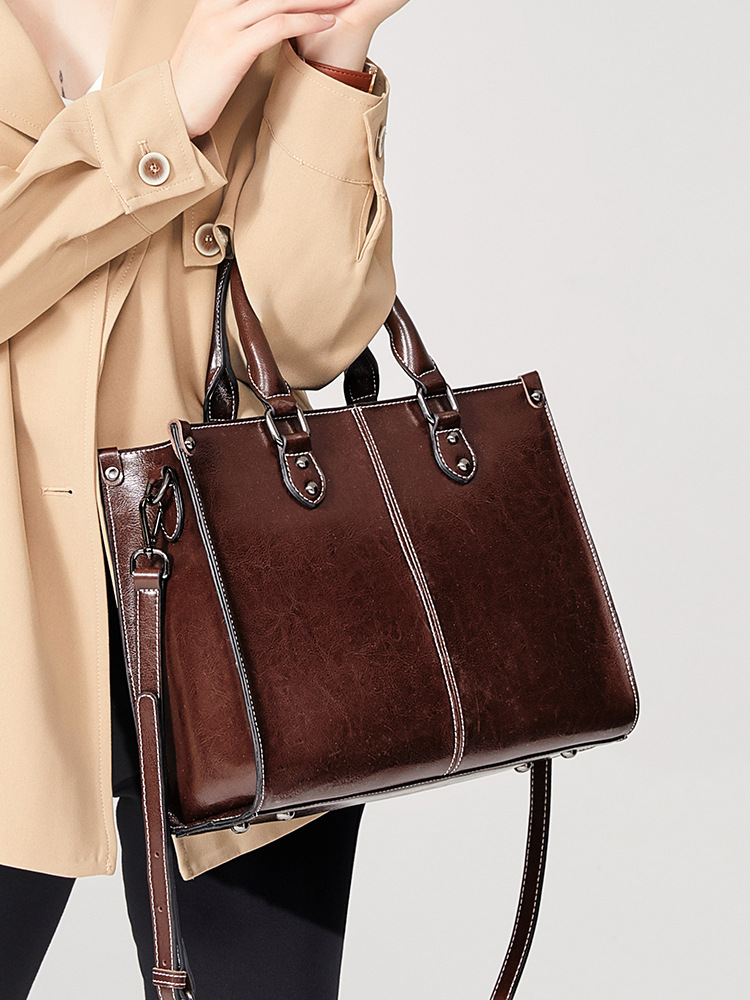 Waxed leather ladies bag for commuting and business use